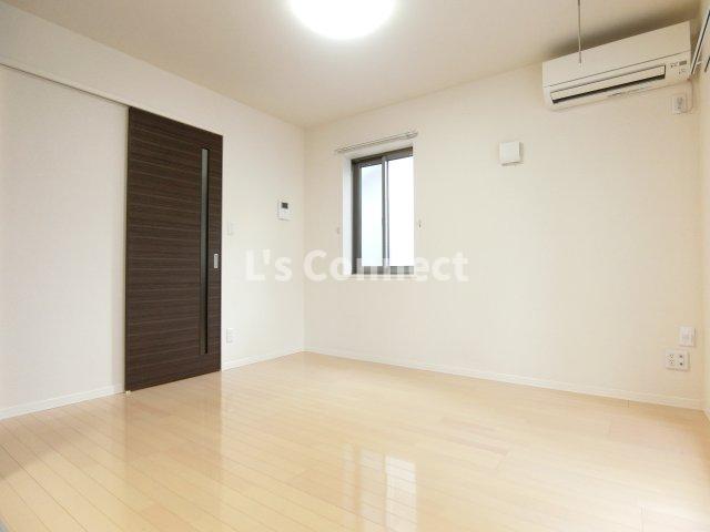 居室・リビング　６．４帖の洋室には２面に窓があります。