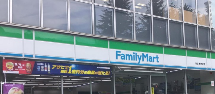 コンビニ　ファミリーマート市谷本村町店（コンビニ）まで10m