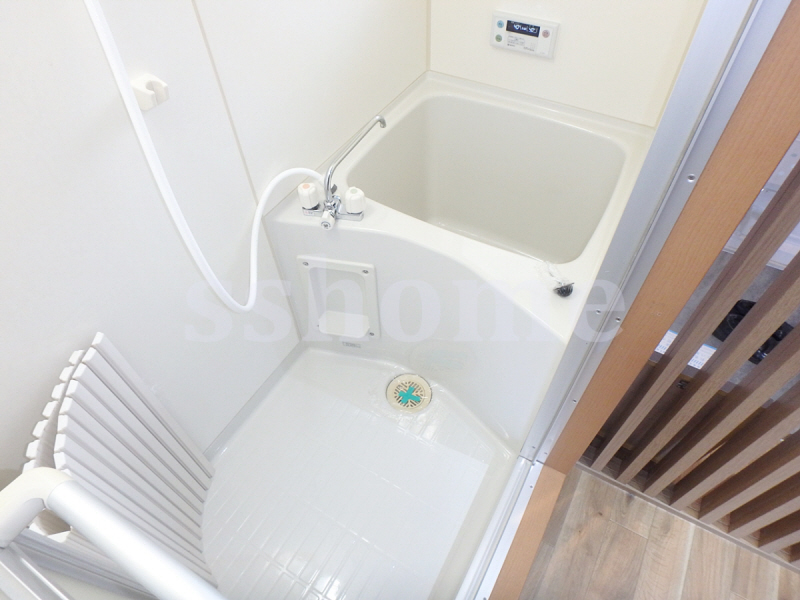 バス・シャワールーム　清潔感のある一体型浴槽