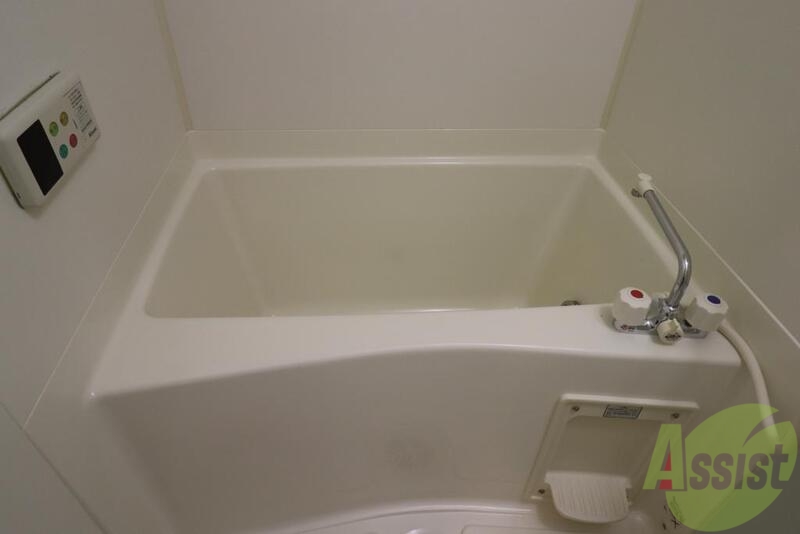 バス・シャワールーム　感のある白いお風呂、ゆったり浸かってリフレッシュ