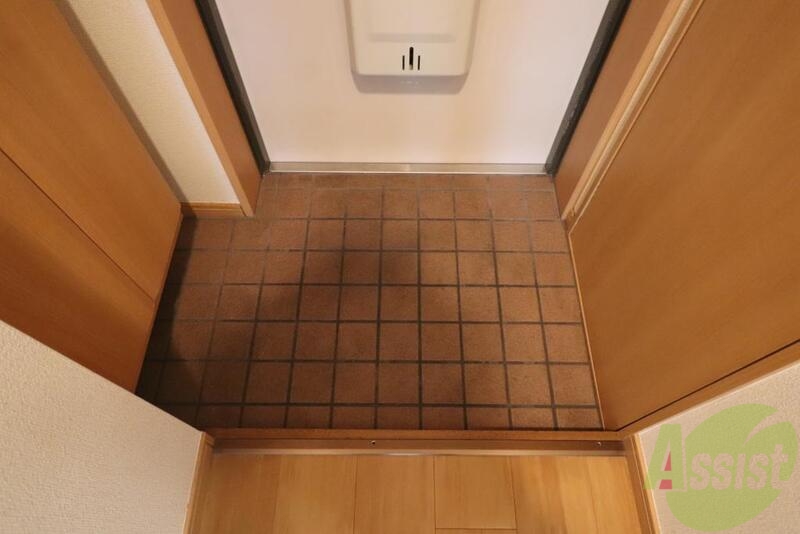 玄関　玄関を開けたらすぐにお部屋ではないので急な来客でも安心です