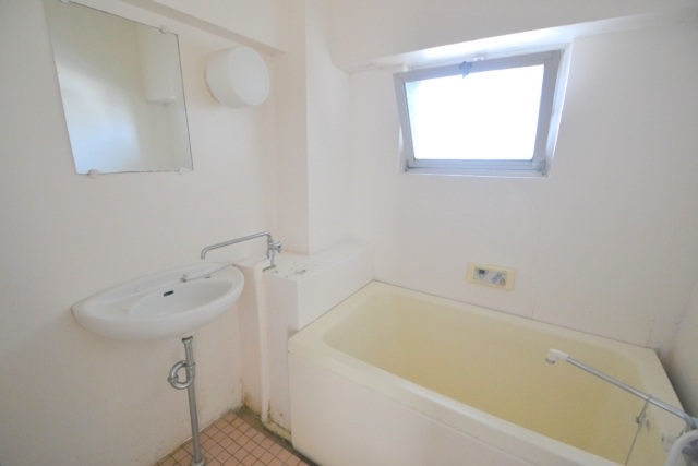 バス・シャワールーム　バスルーム窓有