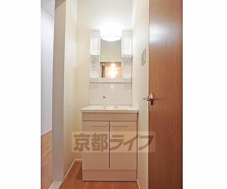 洗面設備　収納付きの洗面化粧台です。