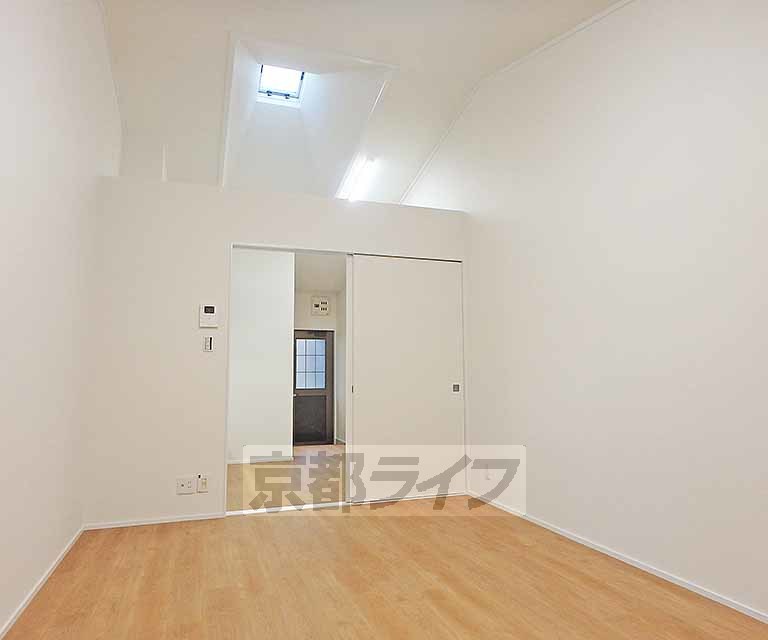 居室・リビング　お洒落な吹き抜けのお部屋です。