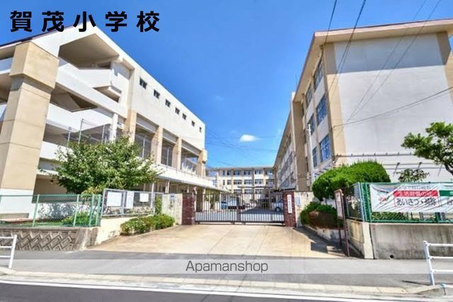 小学校　福岡市立賀茂小学校（小学校）まで584m