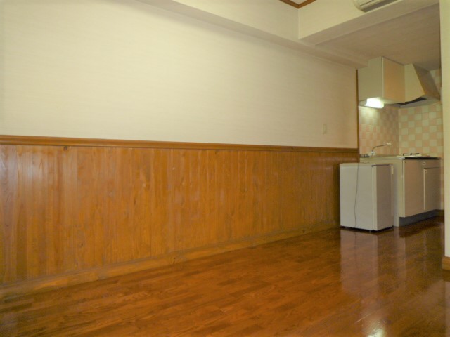 居室・リビング　洋室7.0帖　明るい室内　エコアン付