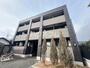 北千里駅よりバス10分 徒歩5分 築10年 3階建の賃貸物件