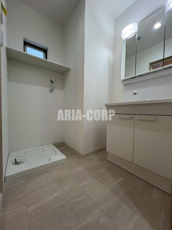 洗面設備　シャワーヘッドタイプの独立洗面台を採用♪