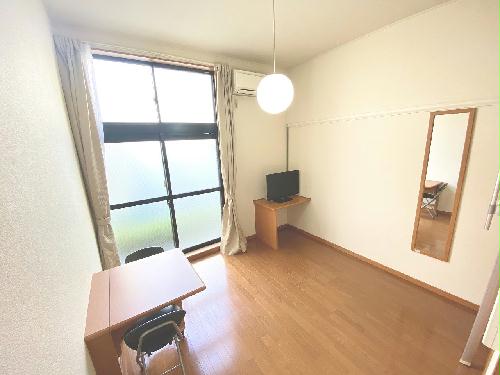 居室・リビング　居室にはテレビ・エアコン・机・椅子・姿見設置されております。