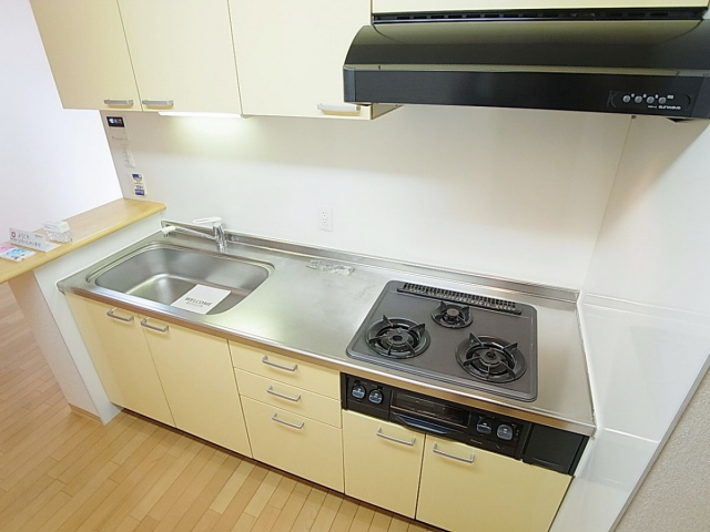 キッチン　システムキッチン。３口ガスコンロ、グリル付