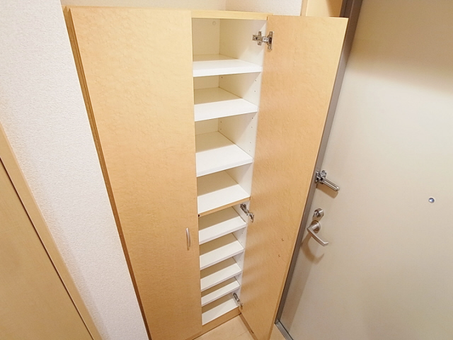 玄関　玄関にはシューズＢＯＸ完備