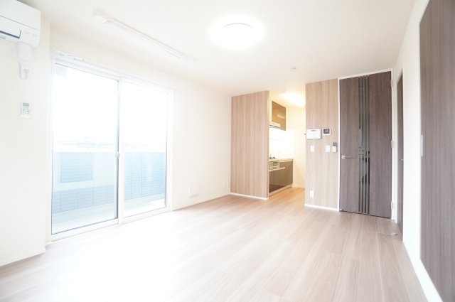 居室・リビング　※同物件・反転タイプの写真です。