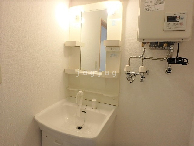 洗面設備　便利な独立洗面台付きのお部屋です。
