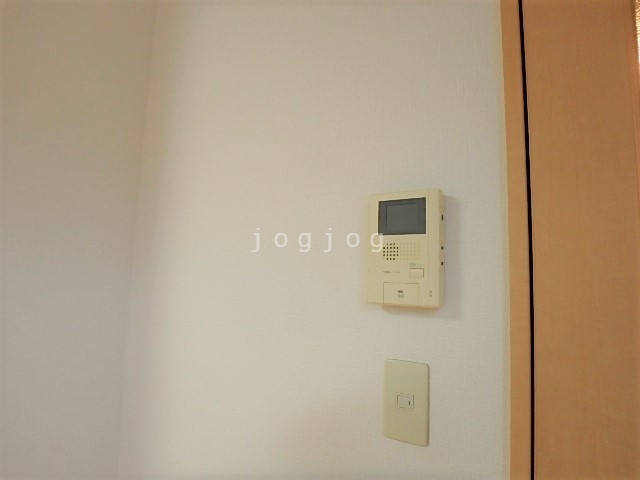 セキュリティ　来訪者の顔を確認できるテレビインターホン付きです。