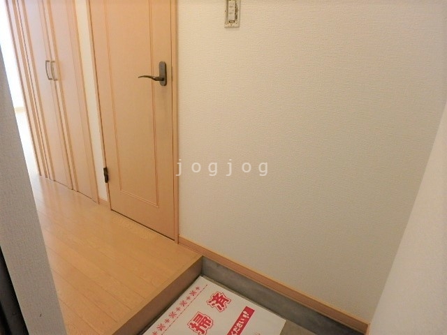 玄関　玄関から直接トイレにアクセス可能です。