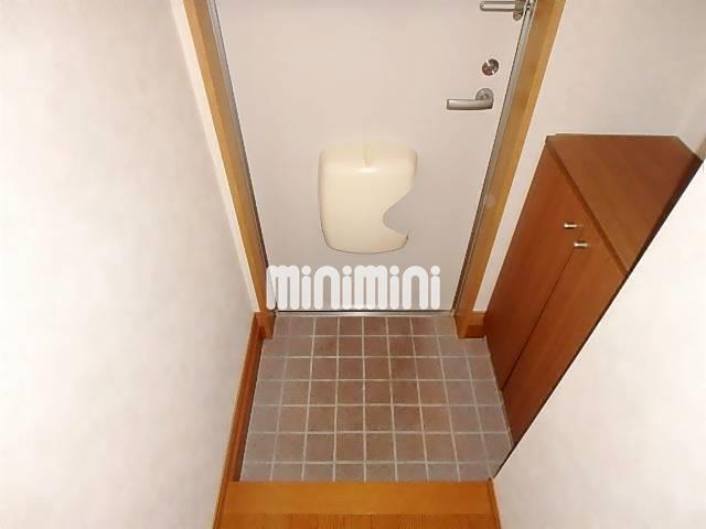 玄関　シンプルな玄関。下駄箱もあります。