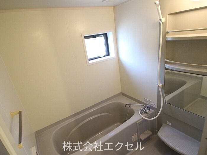バス・シャワールーム　窓付きの浴室です。