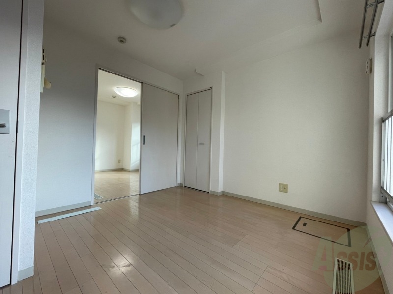 居室・リビング　フローリングと壁のカラーが明るい雰囲気ですね！