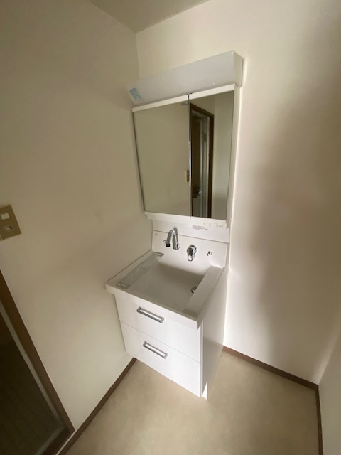 洗面設備　明るい洗面所です