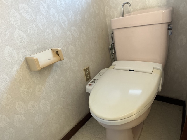 トイレ　※補修前の参考画像の為、設備等は現況優先。