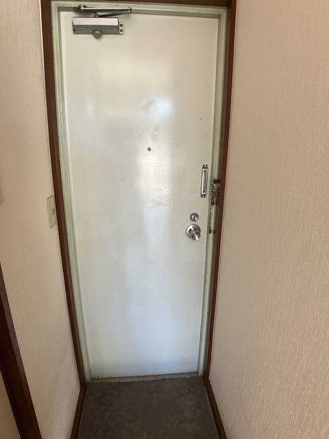 玄関　※補修前の参考画像の為、設備等は現況優先。