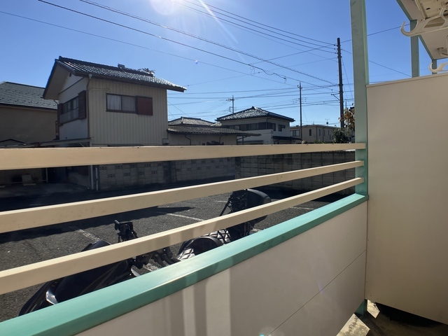 バルコニー　※補修前の参考画像の為、設備等は現況優先。