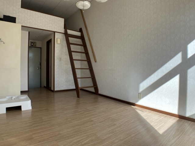 居室・リビング　※補修前の参考画像の為、設備等は現況優先。