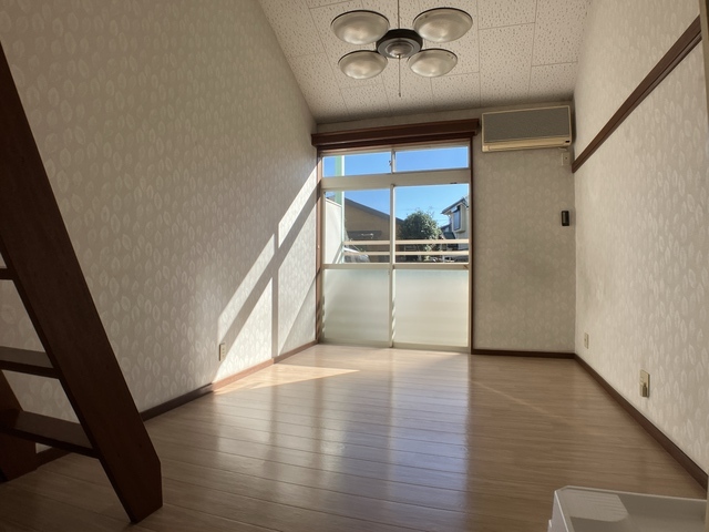 居室・リビング　※補修前の参考画像の為、設備等は現況優先。