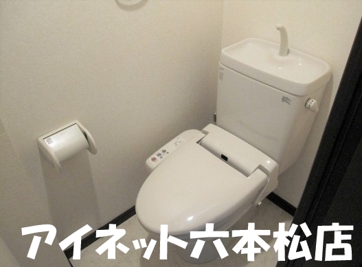 トイレ　ウォシュレット付きです。