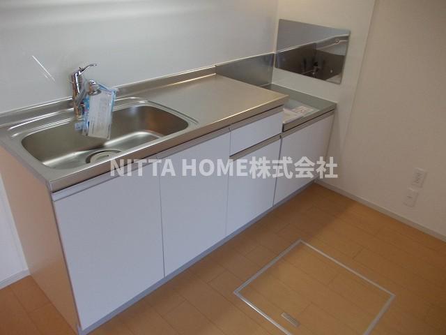 キッチン　オープンタイプのキッチンでリビングを広々と使えます＊