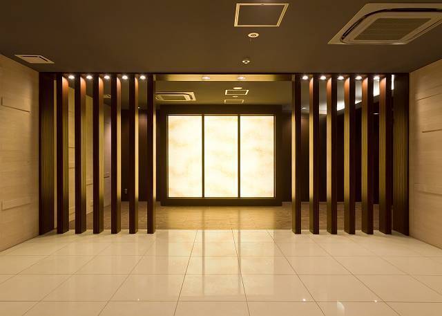 ロビー　落ち着いた色合いのモダンなエントランス