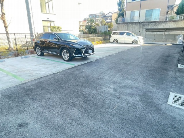 駐車場　敷地内駐車場　7，700円