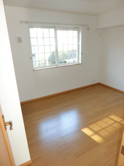 その他部屋・スペース　奥の洋室も明るいですね！