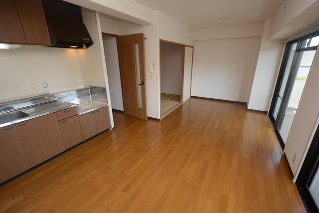 居室・リビング　南向き12.2帖のリビングです♪