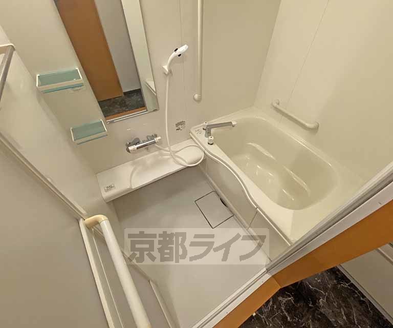 バス・シャワールーム　清潔感のあるお風呂です。