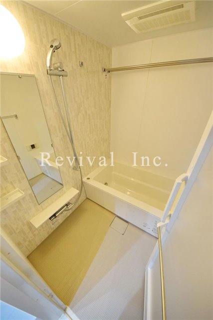 バス・シャワールーム　追い焚き・浴室乾燥完備でございます