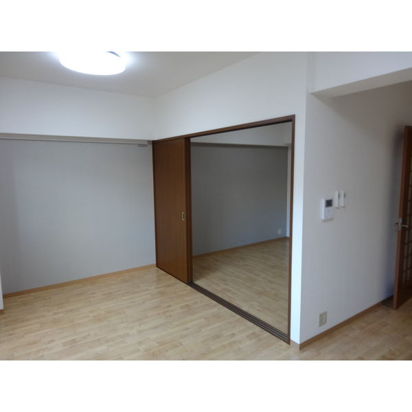 居室・リビング　別部屋同一間取りのお写真となります。