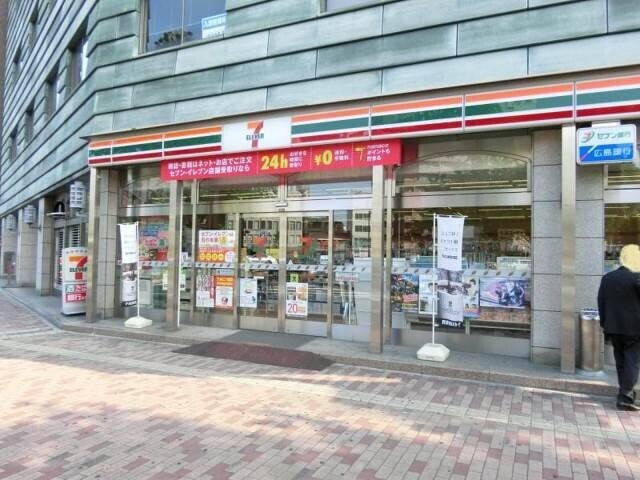 コンビニ　セブンイレブン広島宝町店（コンビニ）まで526m