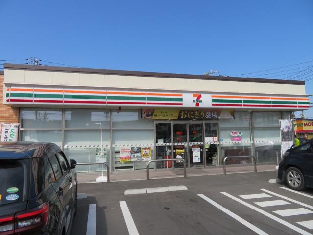 コンビニ　セブンイレブン（コンビニ）まで326m