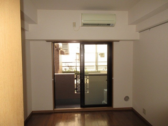 居室・リビング　落ち着いた色調の洋室です