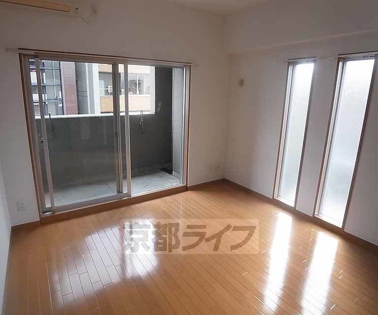 居室・リビング　明るい室内。