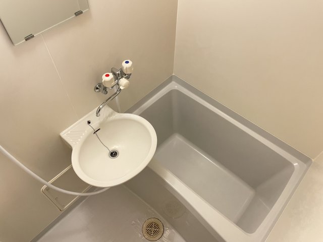 バス・シャワールーム　同物件別部屋写真です。