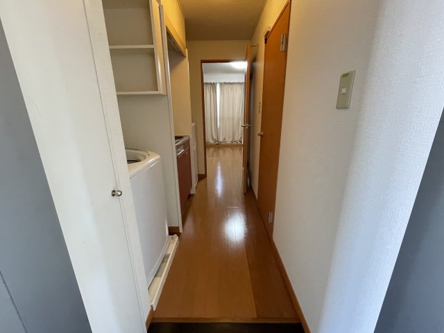 玄関　同物件別部屋写真です。