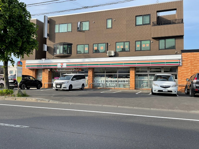 コンビニ　セブンイレブン札幌富丘1条店（コンビニ）まで592m
