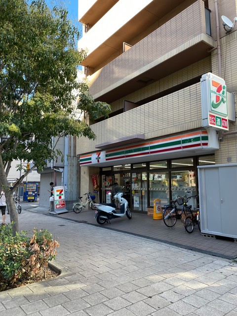 コンビニ　セブンイレブン大阪天神橋1丁目店（コンビニ）まで270m