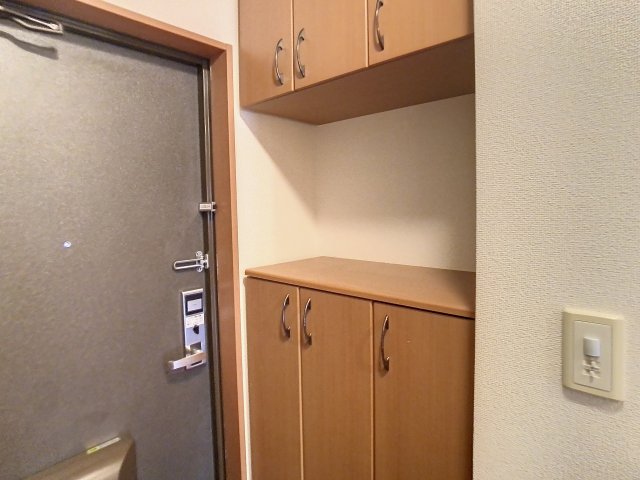 玄関　掲載写真は同型モデルを掲載しており実際のお部屋と仕様等が異な