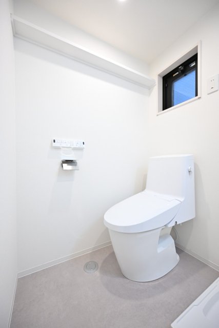 トイレ　落ち着いた色調のトイレです