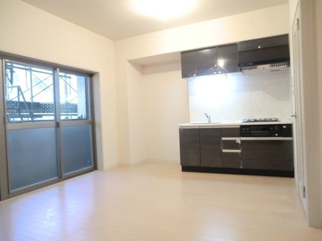 居室・リビング　★採光面たっぷりの明るいリビングスペース★