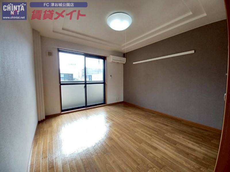 居室・リビング　同物件別室写真