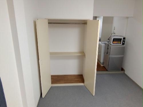 収納　写真は備品設置部屋です（冷蔵庫・洗濯機）